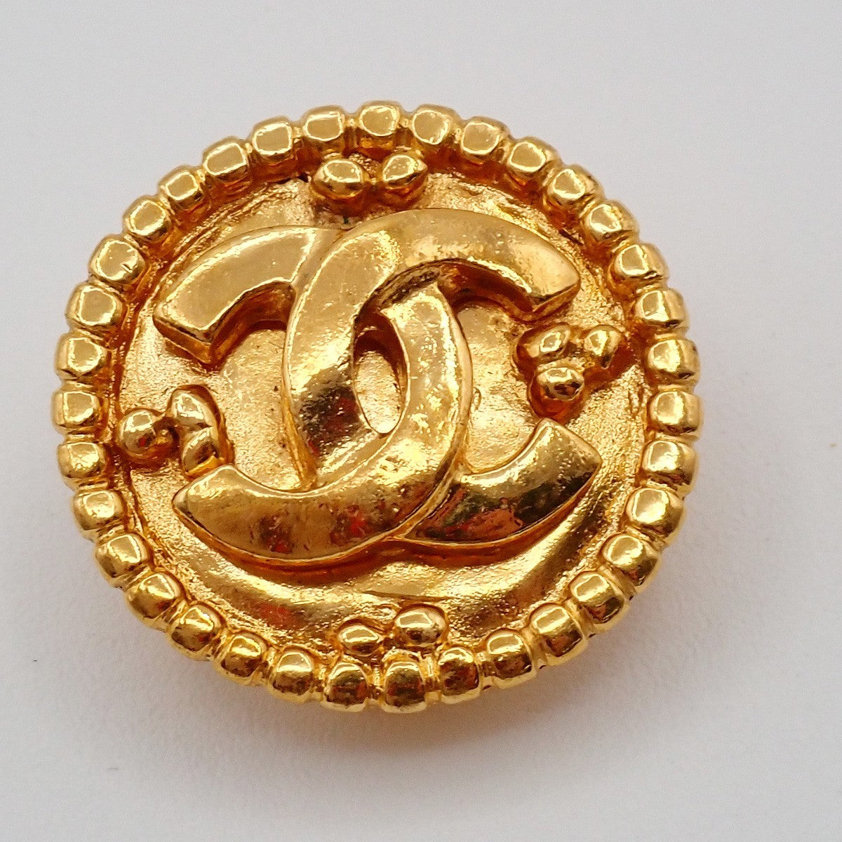 Chanel Vintage Cc Round Button Clip-On Metal Gold Gold_Plated Earrings Jewelry (Pre-Owned)