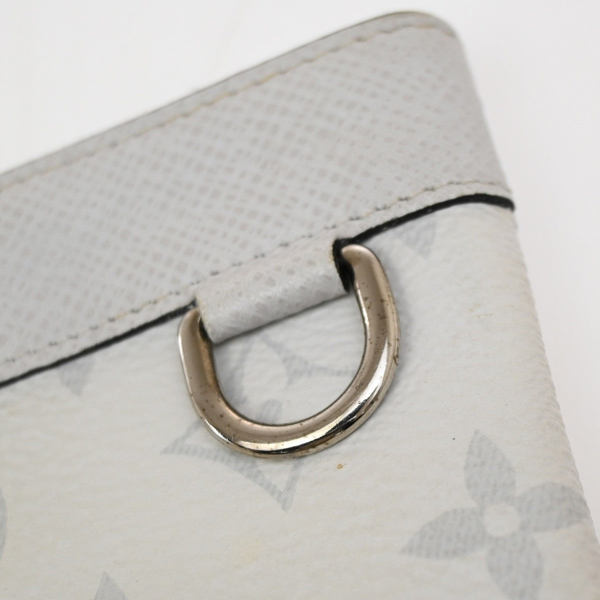 Louis Vuitton Discovery Pochette Monogram Taigarama White Leather Clutche & Pouche Bag (Pre-Owned)