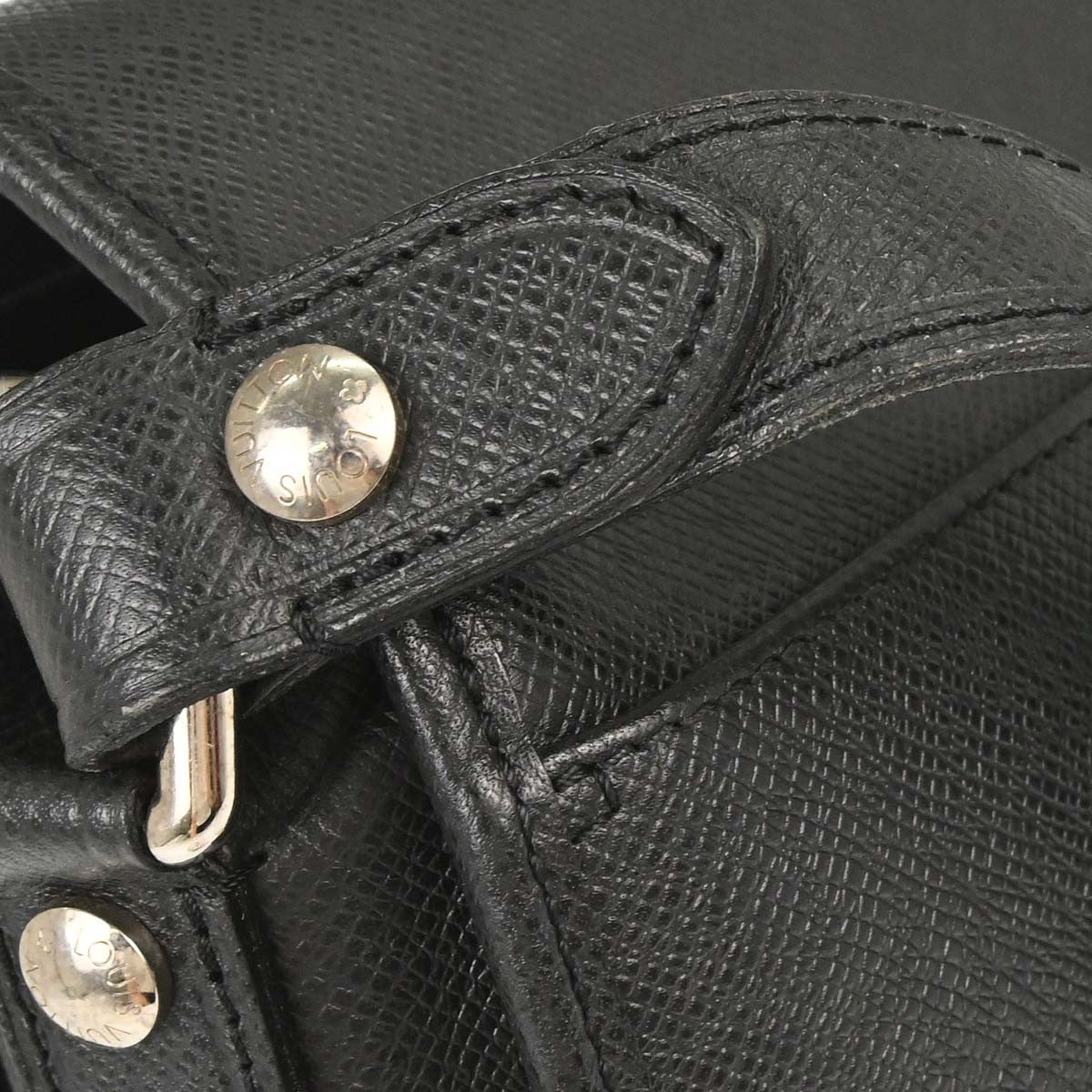 Louis Vuitton Andrei Messenger Taiga Leather Black Leather Shoulder Bag Bag (Pre-Owned)