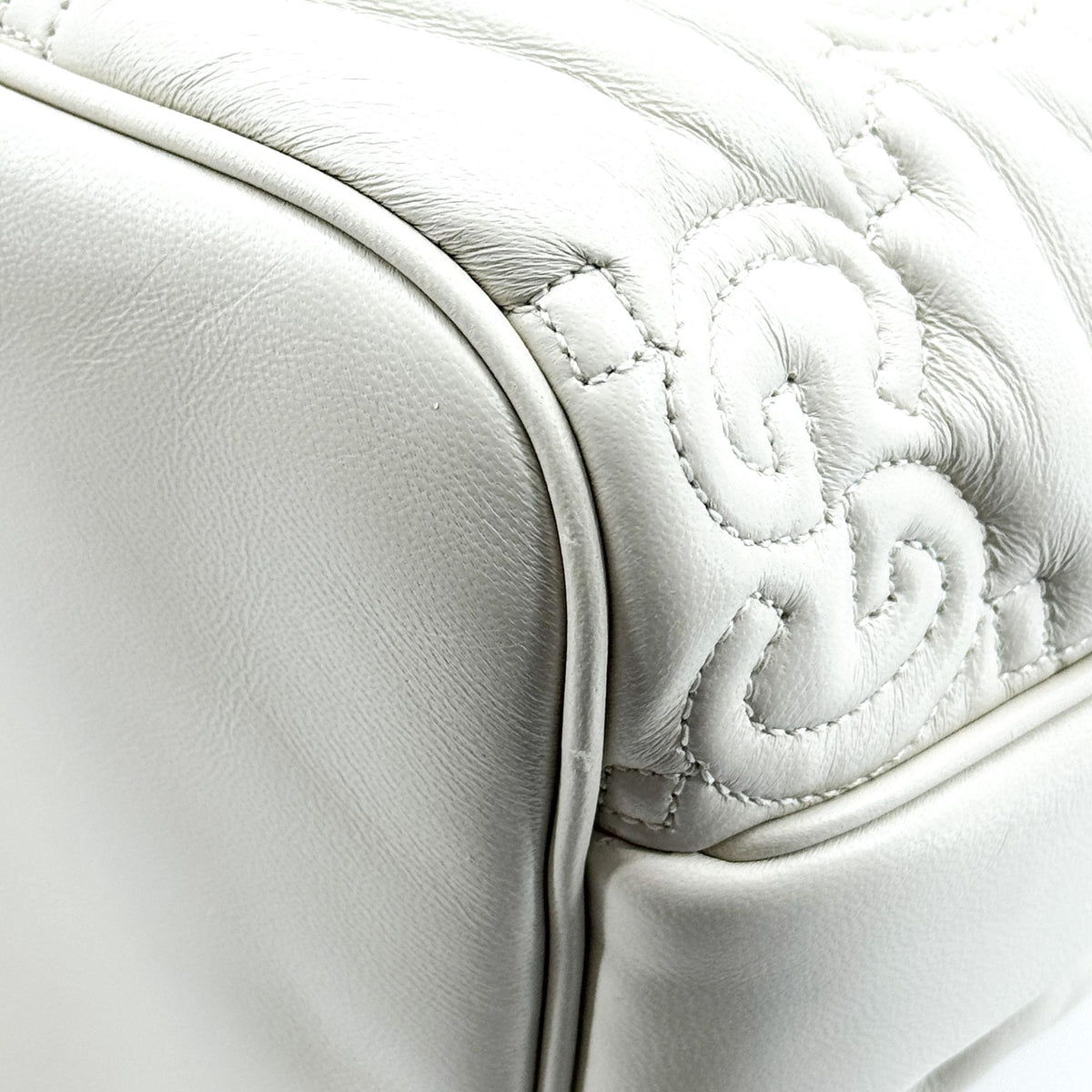 Gucci Gg Marmont Matelassé Leather White Leather Shoulder Bag Bag (Pre-Owned)