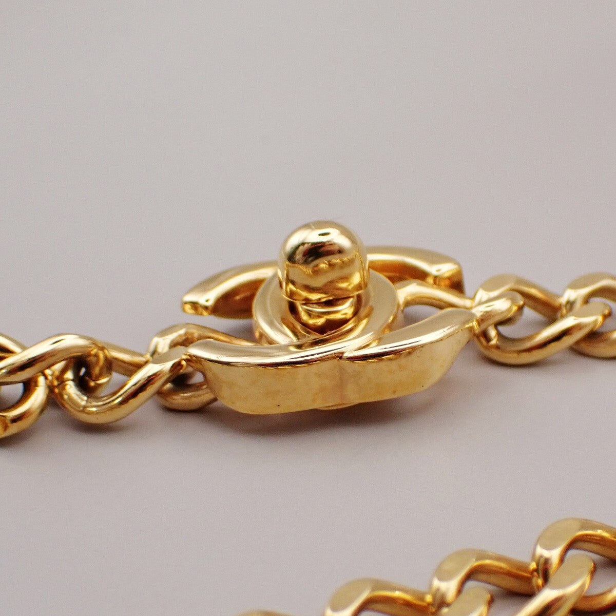 Chanel Vintage Turnlock Reissue Chain Metal Gold Gold_Plated Jewelry (Pre-Owned)