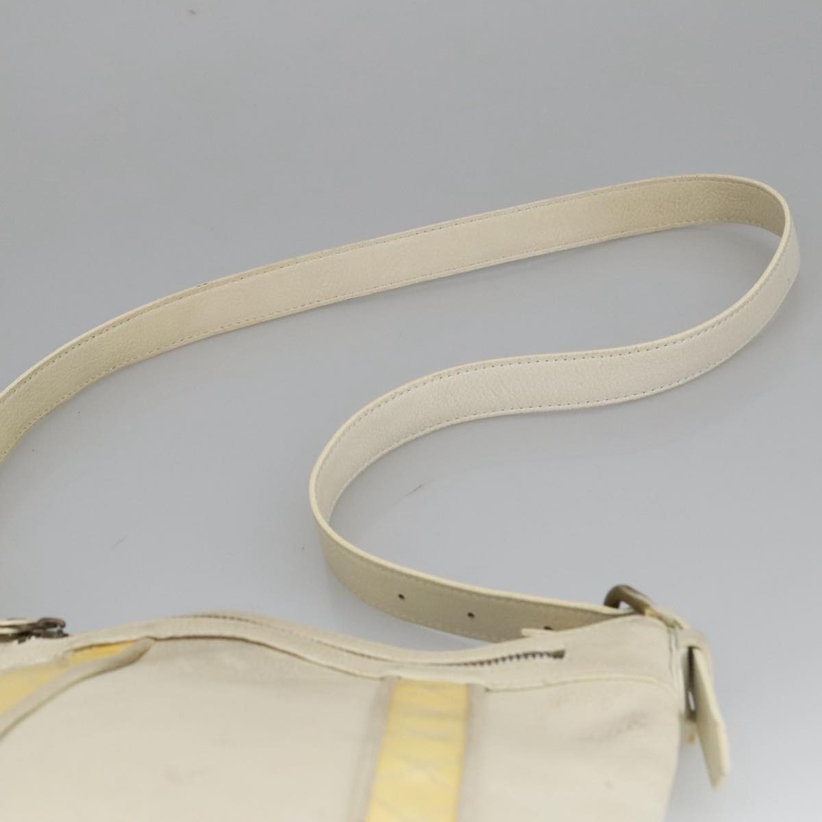 Burberry Vintage Leather White Leather Shoulder Bag Bag (Pre-Owned)