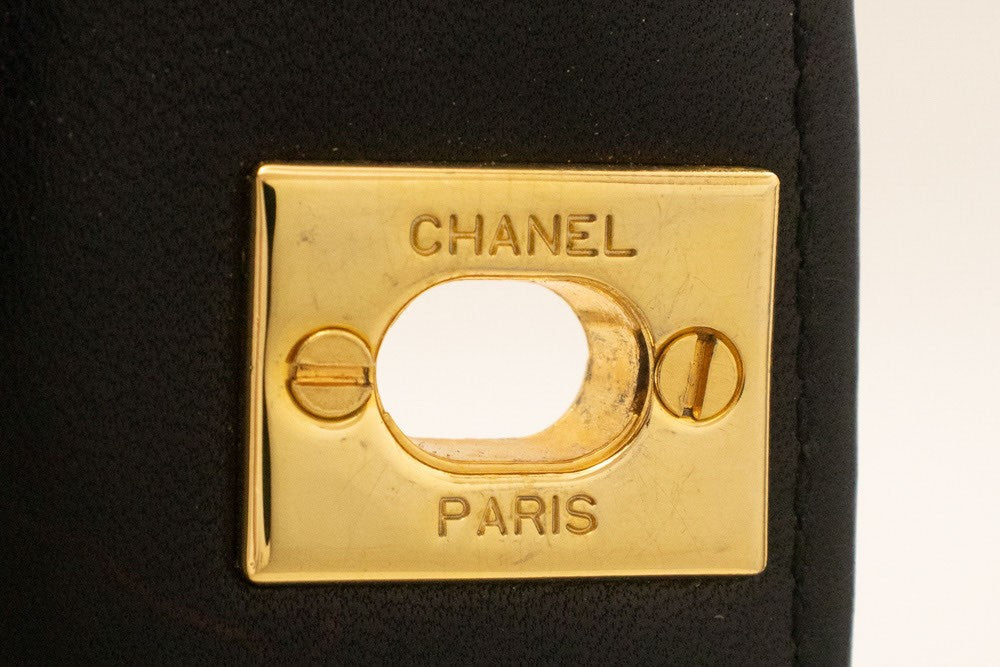 Chanel Vintage Chain Curved Flap Quilted Leather Black Leather Shoulder Bag Bag (Pre-Owned)