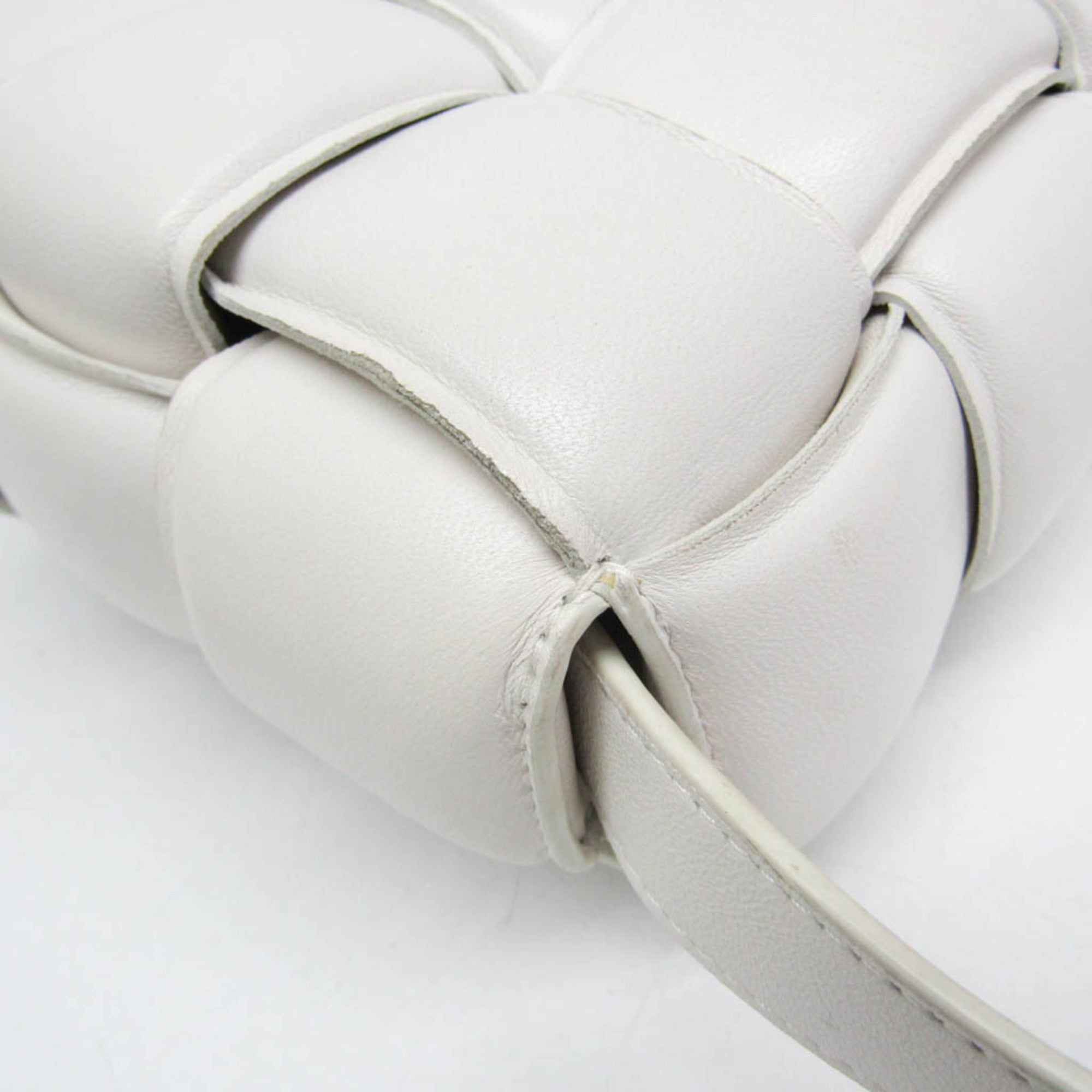 Bottega Veneta Cassette Chain Padded Maxi Intrecciato Leather White Leather Shoulder Bag Bag (Pre-Owned)