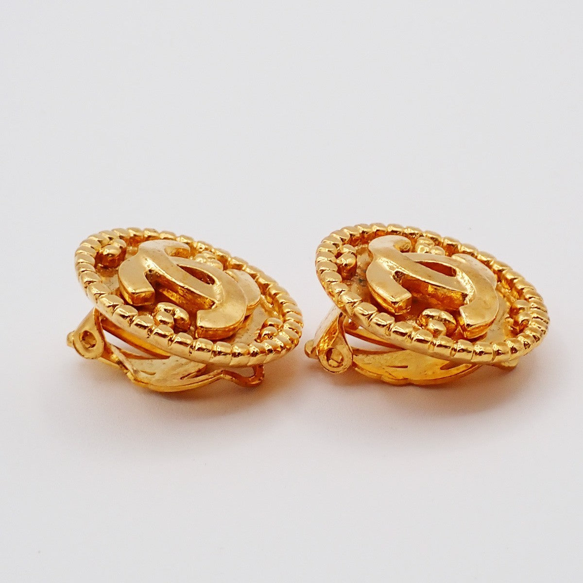 Chanel Vintage Cc Round Button Clip-On Metal Gold Gold_Plated Earrings Jewelry (Pre-Owned)