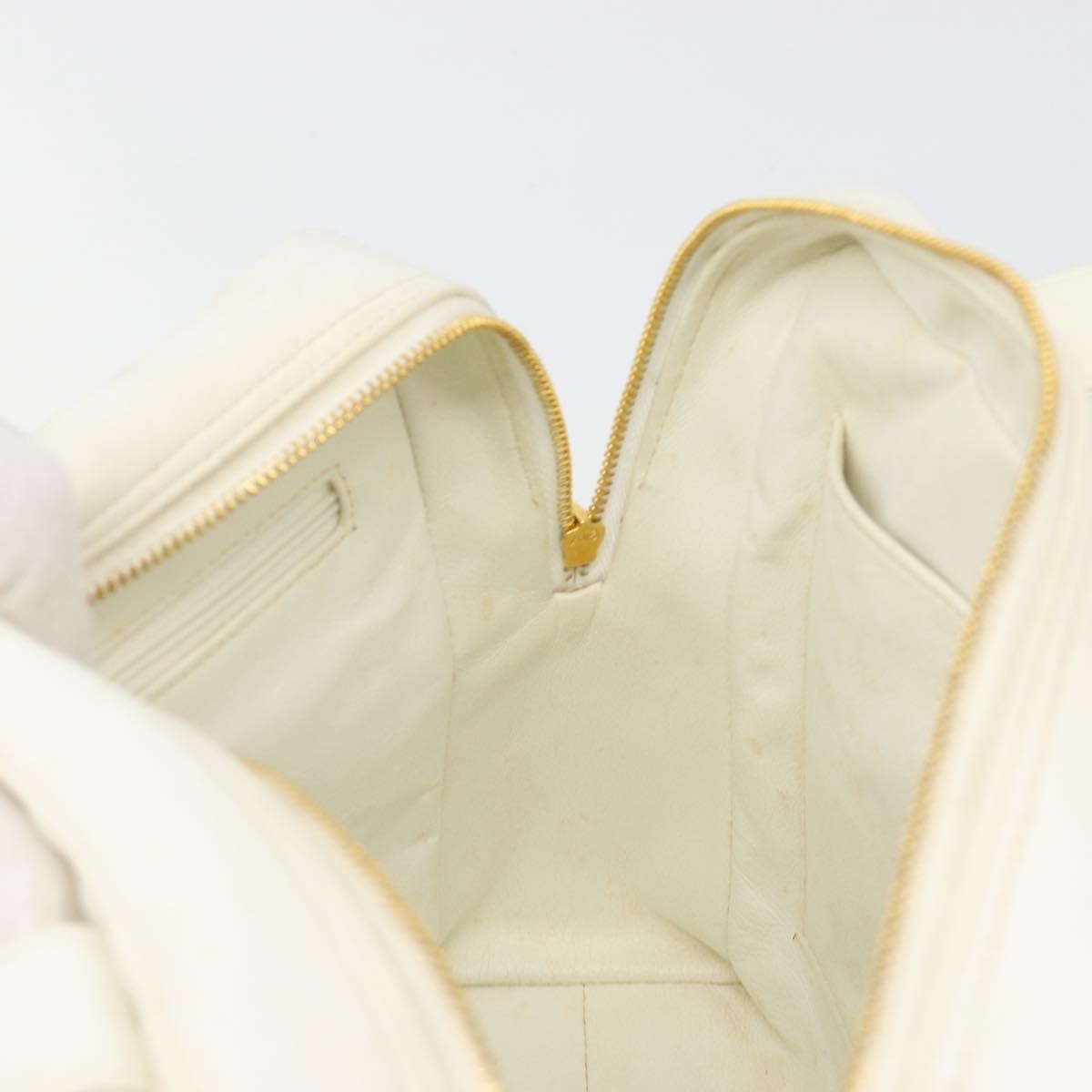 Chanel Cc Handbag Leather White Leather Handbag (Pre-Owned)