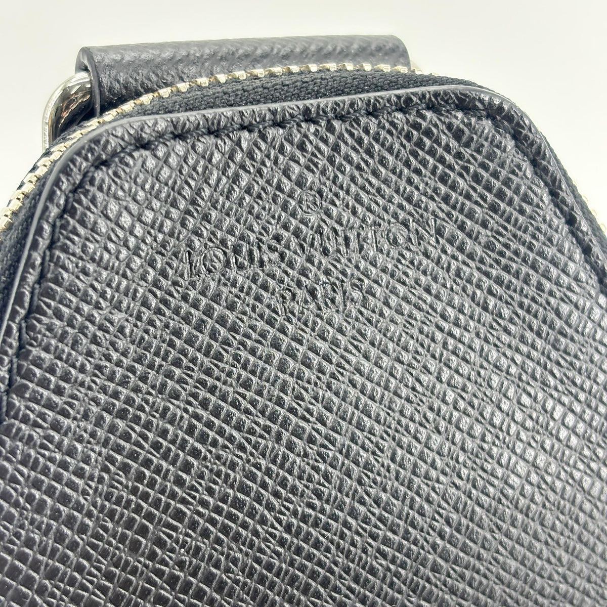 Louis Vuitton Avenue Sling Taiga Leather Black Leather Handbag (Pre-Owned)