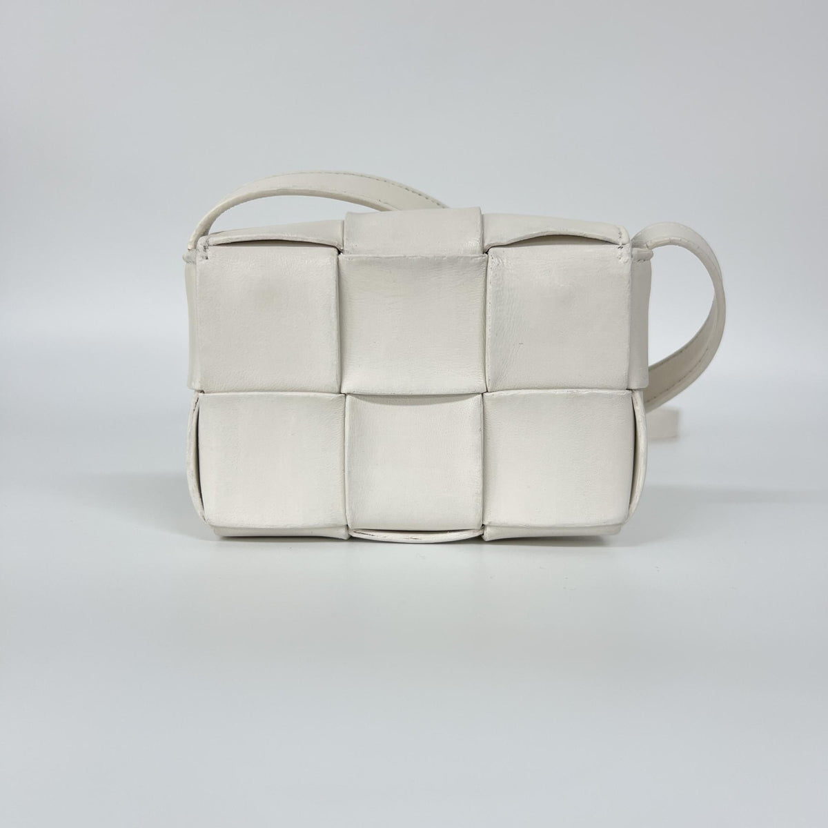 Bottega Veneta Cassette Maxi Intrecciato Leather White Leather Crossbody Bag Bag (Pre-Owned)