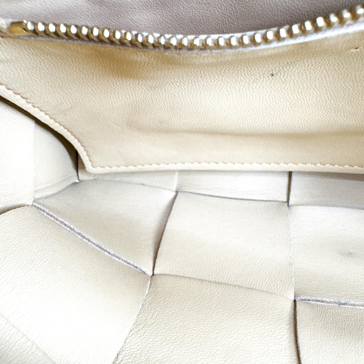 Bottega Veneta Cassette Maxi Intrecciato Leather Beige Leather Crossbody Bag Bag (Pre-Owned)