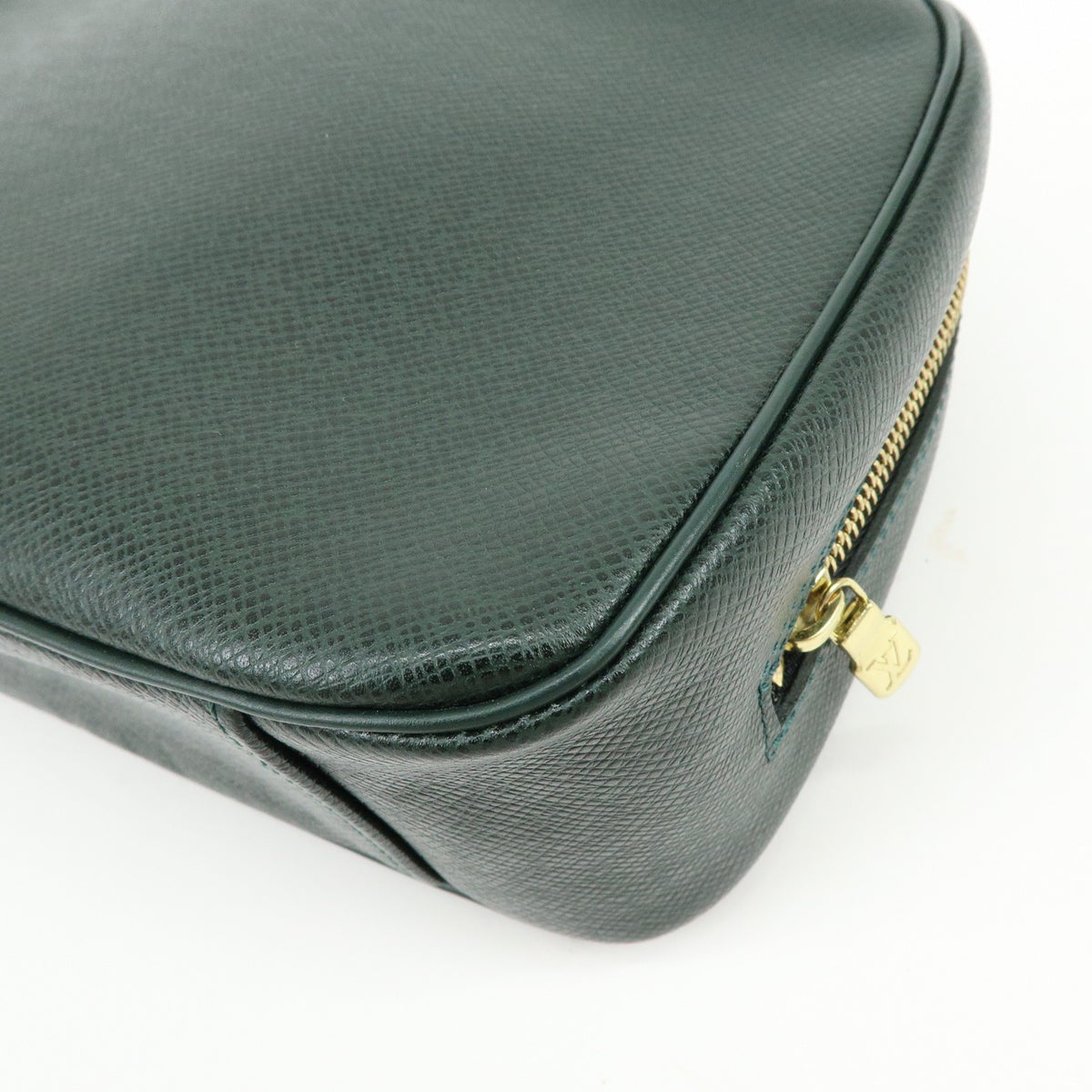 Louis Vuitton Toiletry Pouch Taiga Leather Green Leather Clutche & Pouche Bag (Pre-Owned)