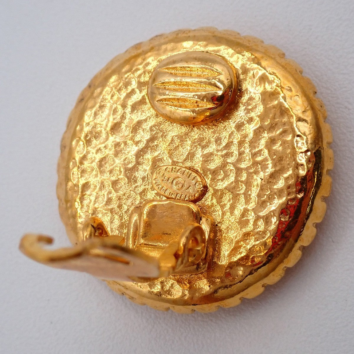 Chanel Vintage Cc Round Button Clip-On Metal Gold Gold_Plated Earrings Jewelry (Pre-Owned)