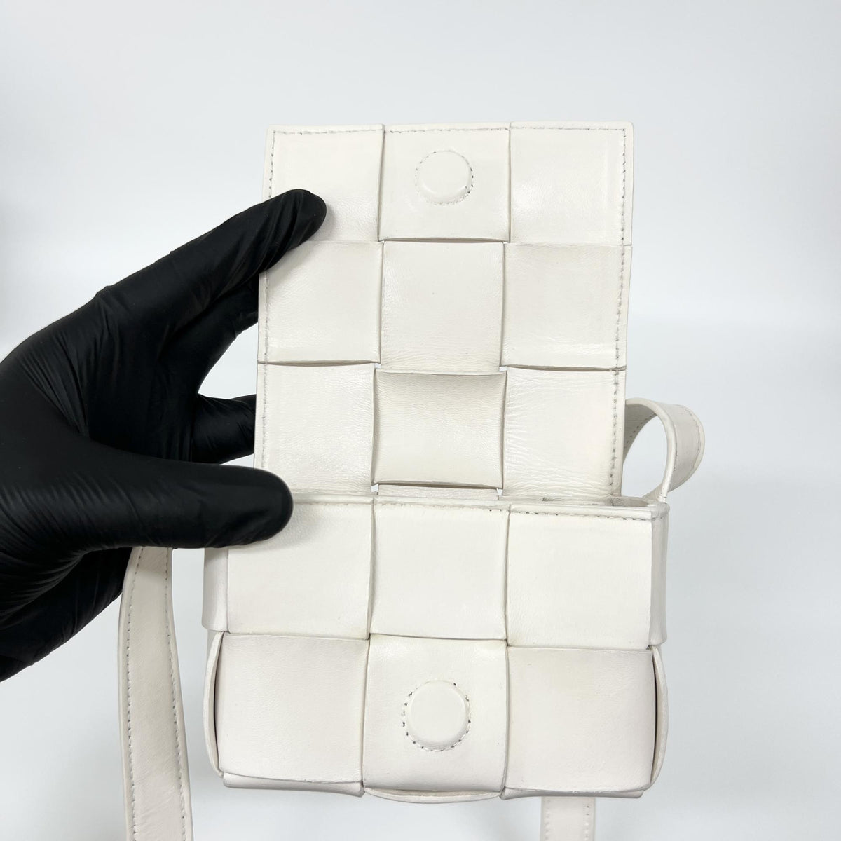 Bottega Veneta Cassette Maxi Intrecciato Leather White Leather Crossbody Bag Bag (Pre-Owned)