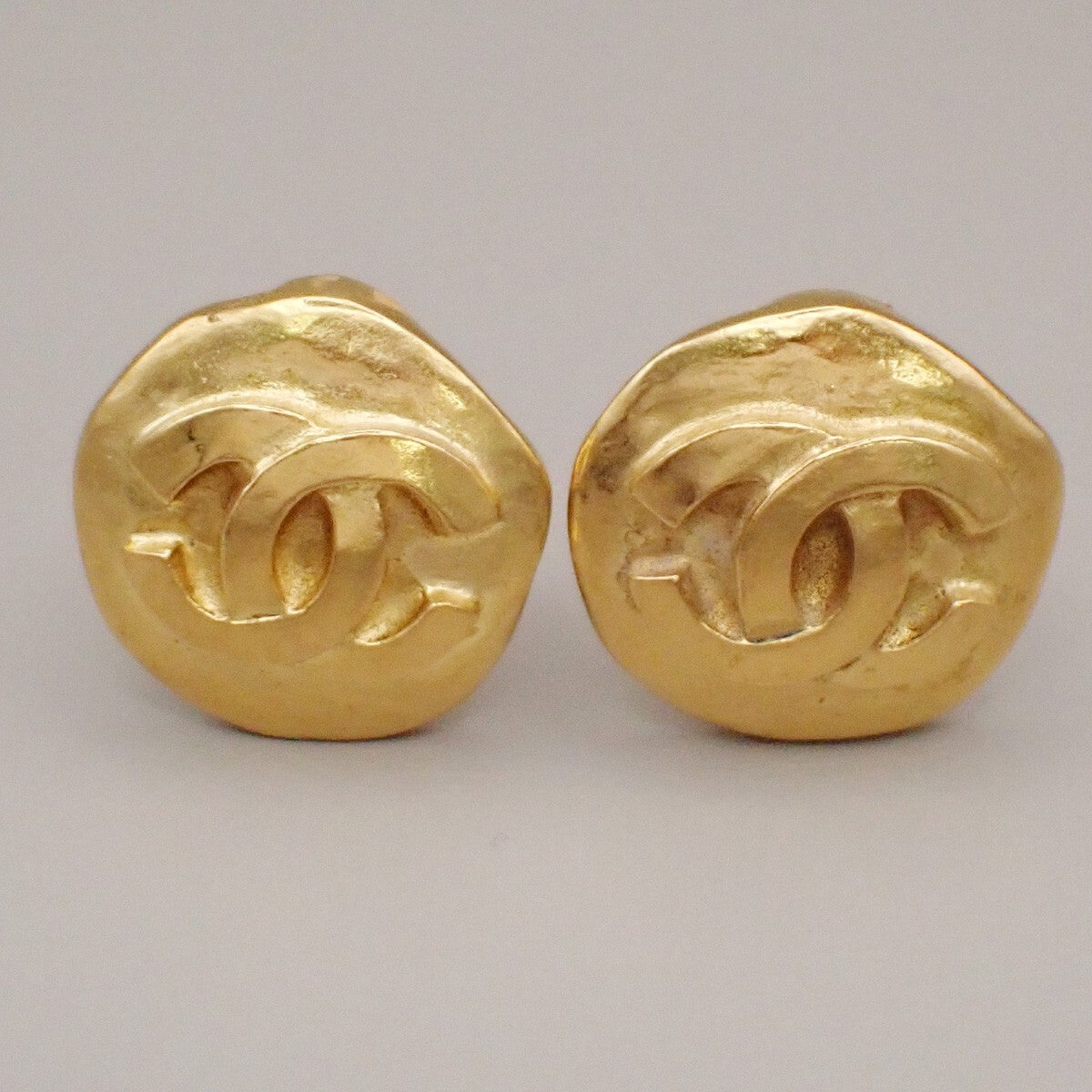 Chanel Vintage Cc Round Clip-On Metal Gold Gold_Plated Earrings Jewelry (Pre-Owned)