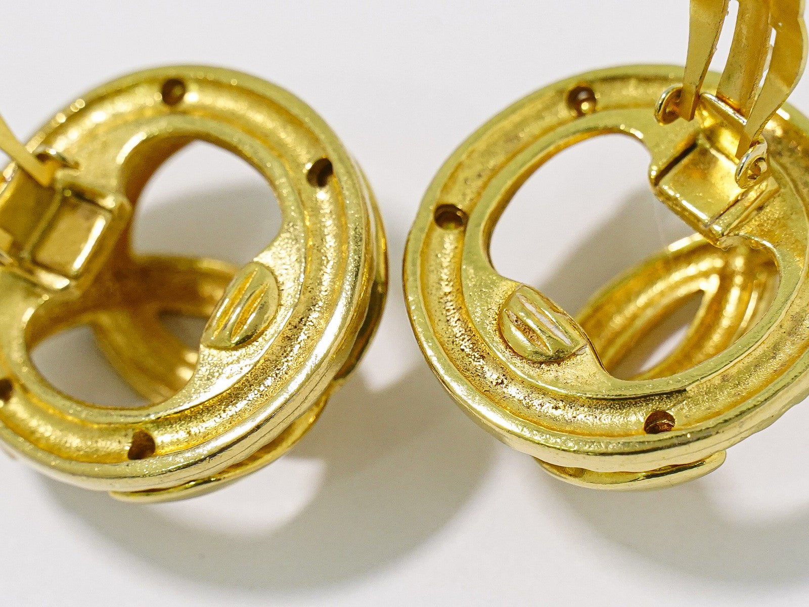 Chanel Vintage Cc Round Cutout Clip-On Metal Gold Gold_Plated Earrings Jewelry (Pre-Owned)