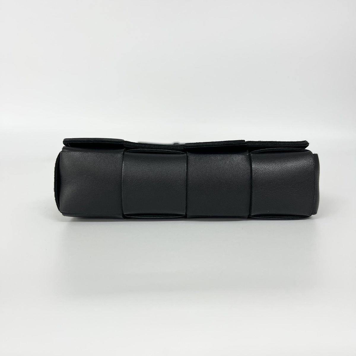 Bottega Veneta Cassette Belt Maxi Intrecciato Leather Black Leather Clutche & Pouche Bag (Pre-Owned)