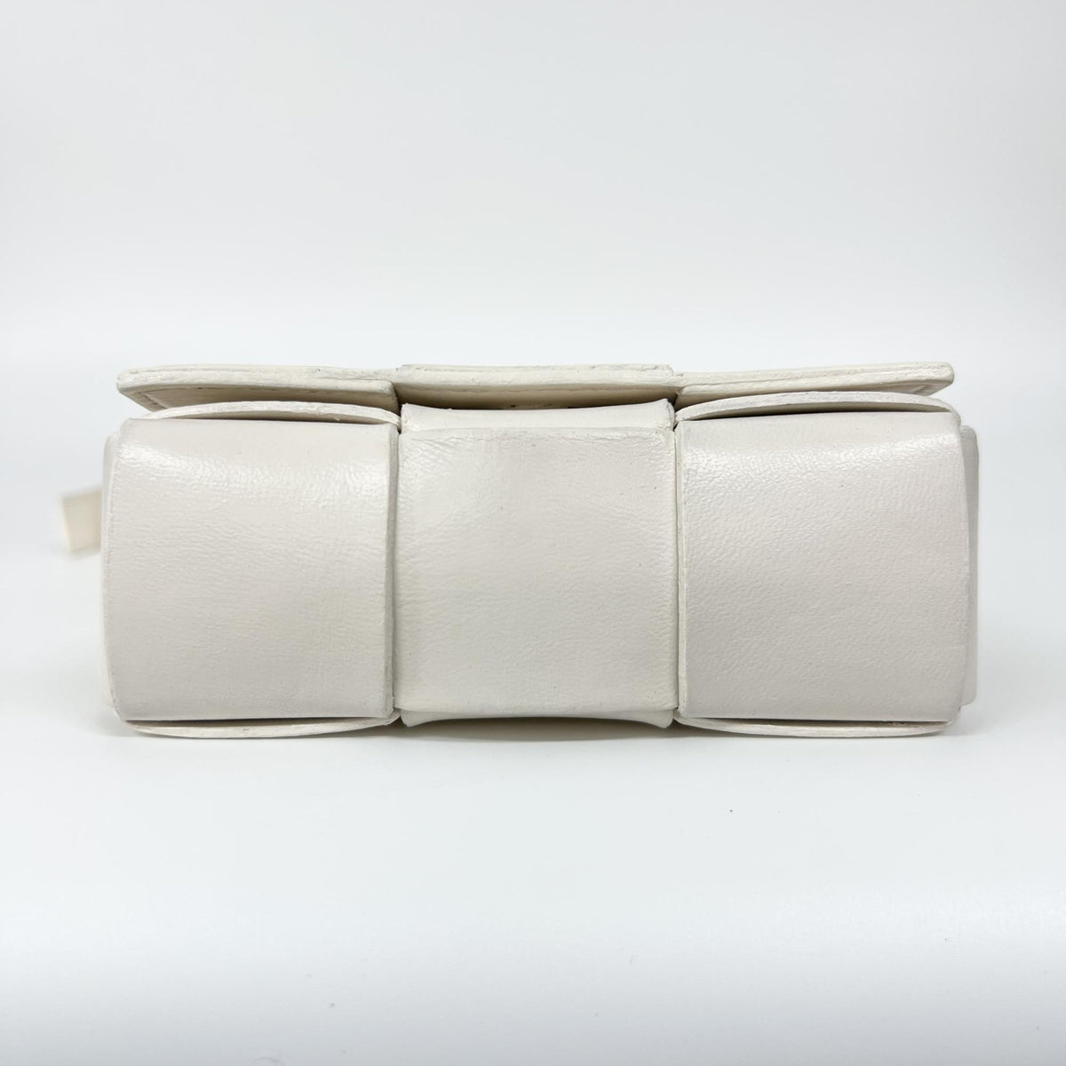Bottega Veneta Cassette Maxi Intrecciato Leather White Leather Crossbody Bag Bag (Pre-Owned)