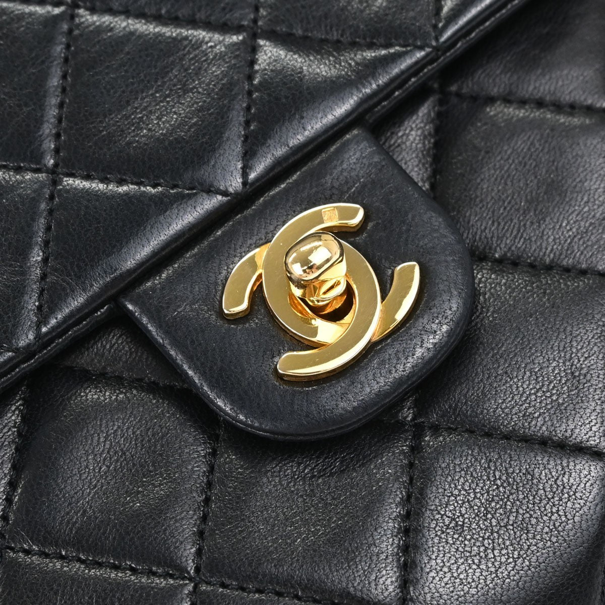 Chanel Vintage Square Classic Single Flap Quilted Lambskin Black Leather Handbag (Pre-Owned)