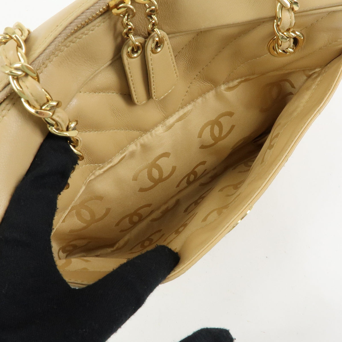 Chanel Vintage Pocket Camera Chevron Lambskin Beige Leather Handbag (Pre-Owned)