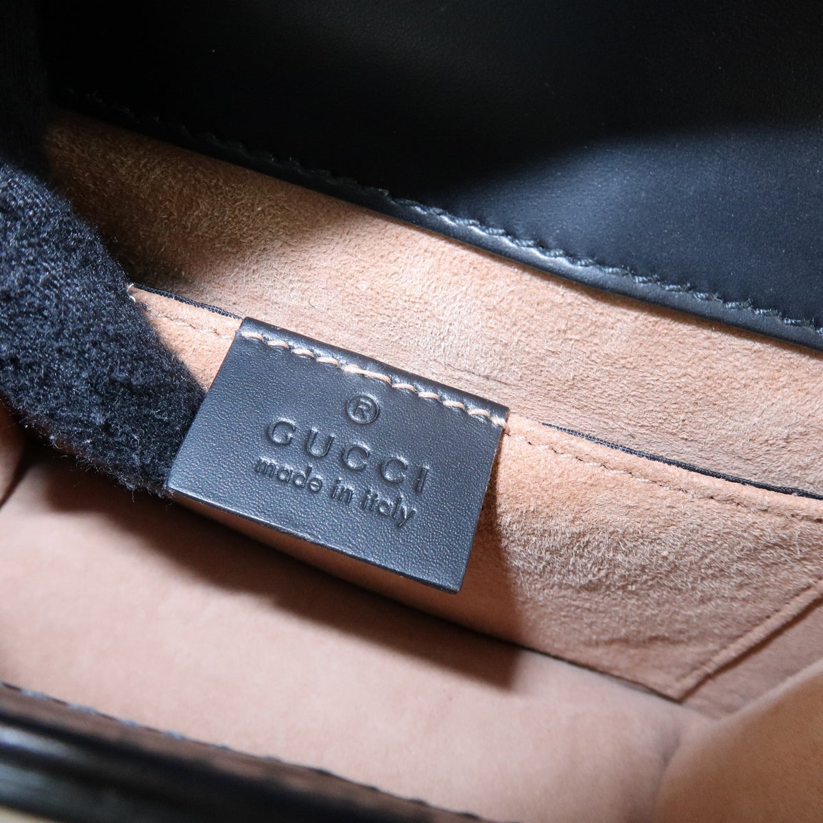 Gucci Sylvie Leather Black Leather Shoulder Bag Bag (Pre-Owned)