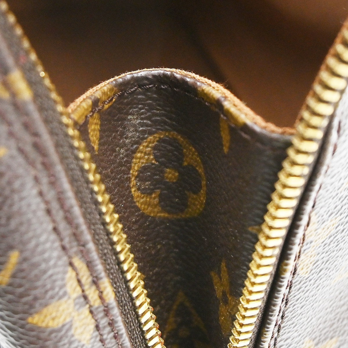 Louis Vuitton Alma Monogram Canvas Brown Canvas Handbag (Pre-Owned)