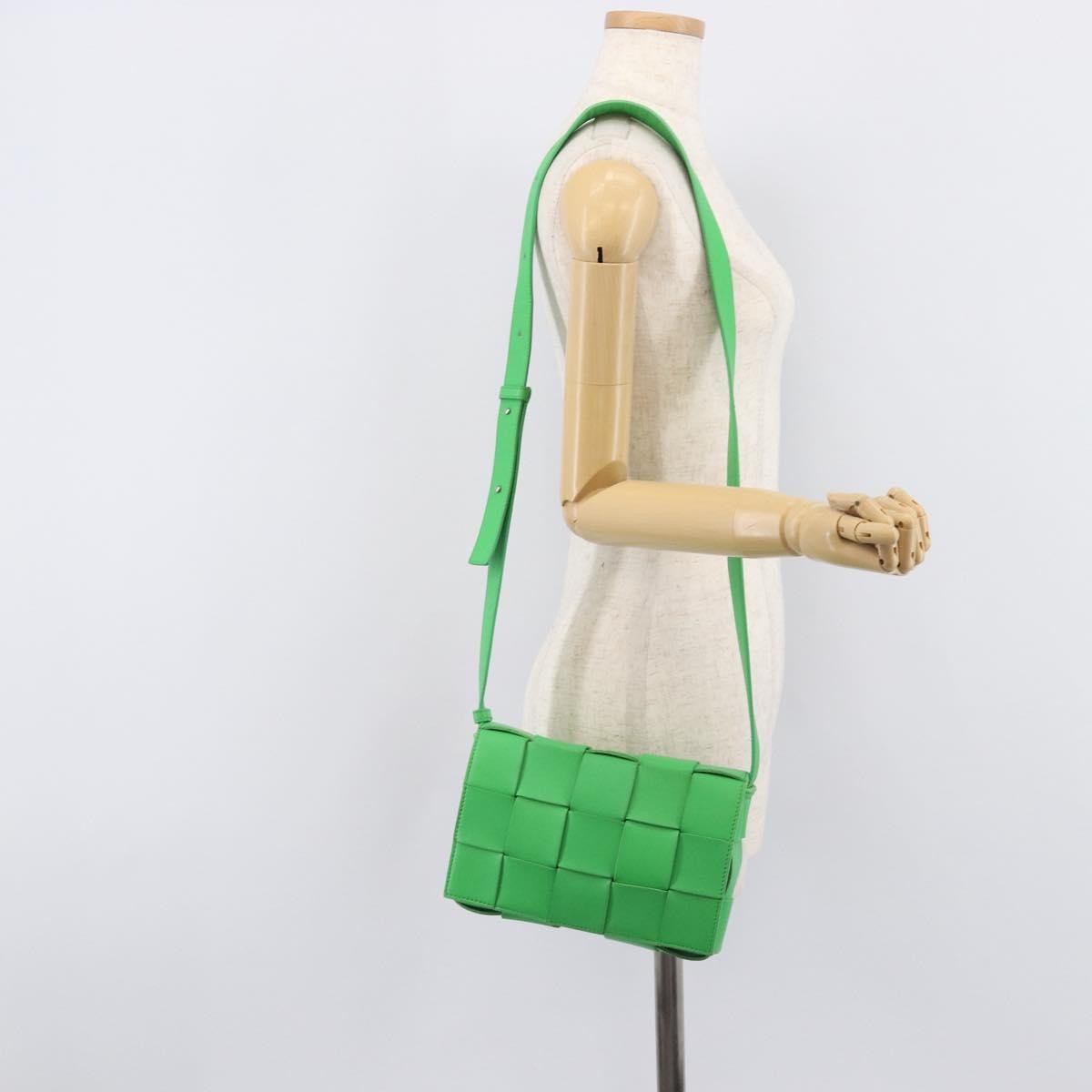 Bottega Veneta Cassette Maxi Intrecciato Leather Green Leather Crossbody Bag Bag (Pre-Owned)