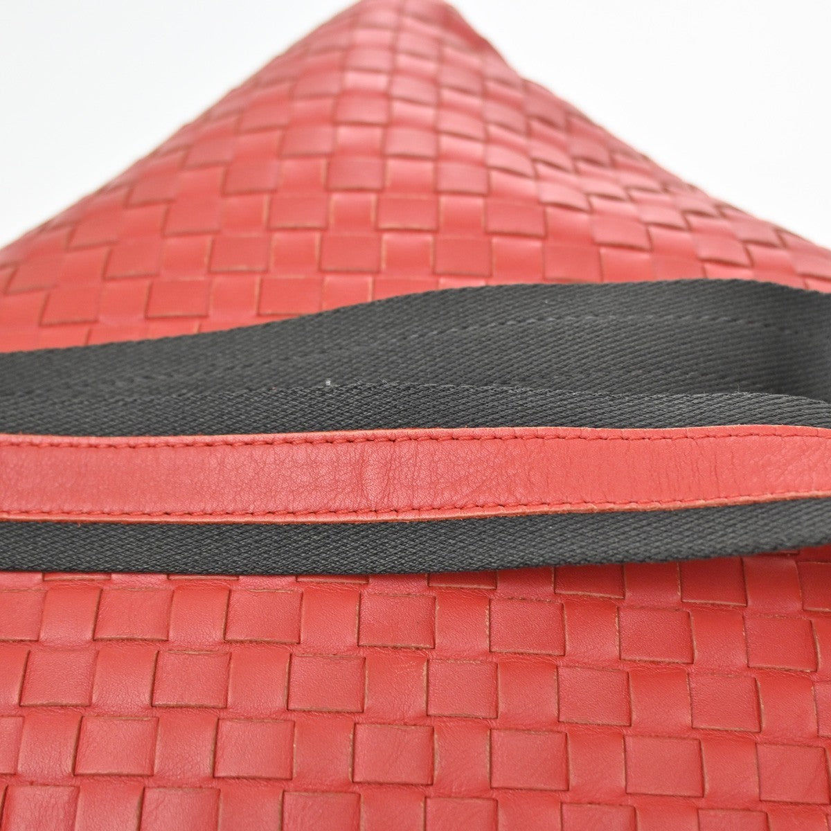 Bottega Veneta Flat Messenger Intrecciato Nappa Red Leather Crossbody Bag Bag (Pre-Owned)