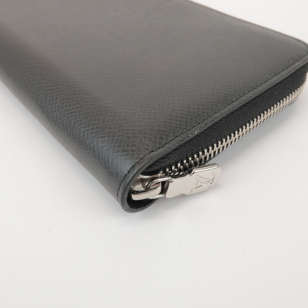Louis Vuitton Zippy Organizer Taiga Leather Black Leather Wallets Accessory (Pre-Owned)