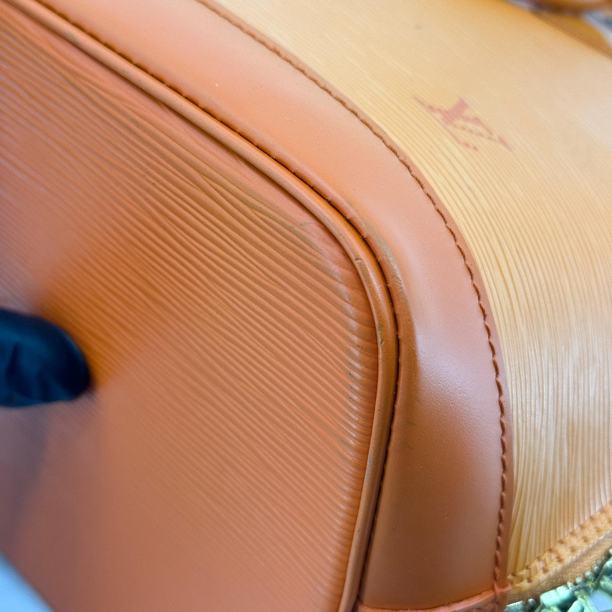 Louis Vuitton Alma Epi Leather Orange Leather Handbag (Pre-Owned)