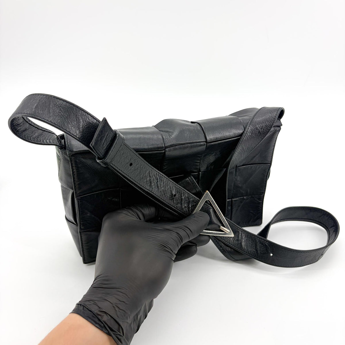 Bottega Veneta Cassette Maxi Intrecciato Leather Black Leather Shoulder Bag Bag (Pre-Owned)