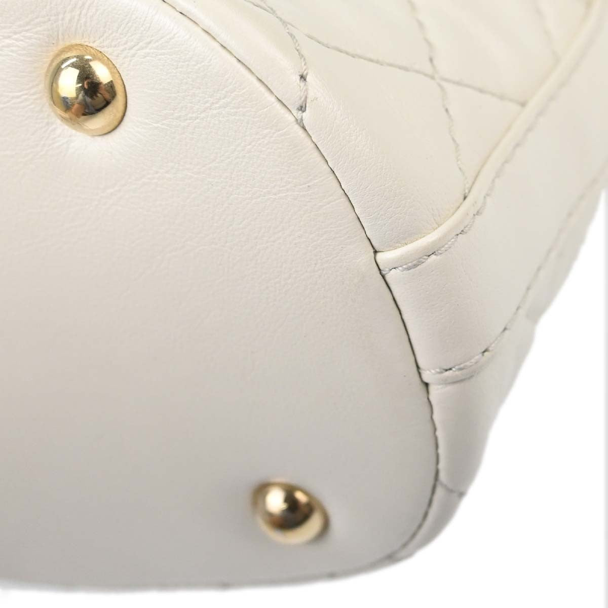 Chanel Vintage Cc Turnlock Flap Leather White Leather Shoulder Bag Bag (Pre-Owned)