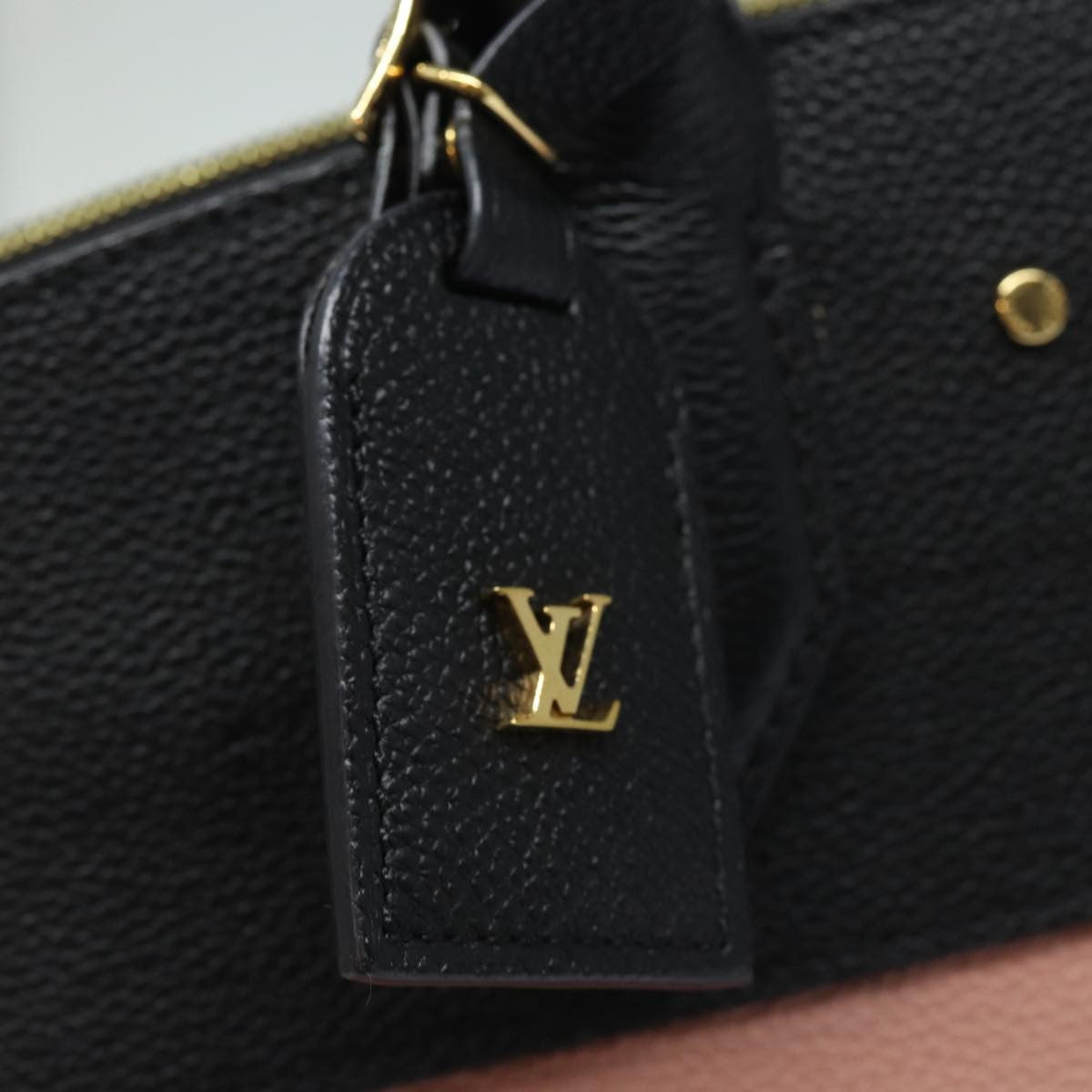 Louis Vuitton City Steamer Leather Black Leather Handbag (Pre-Owned)