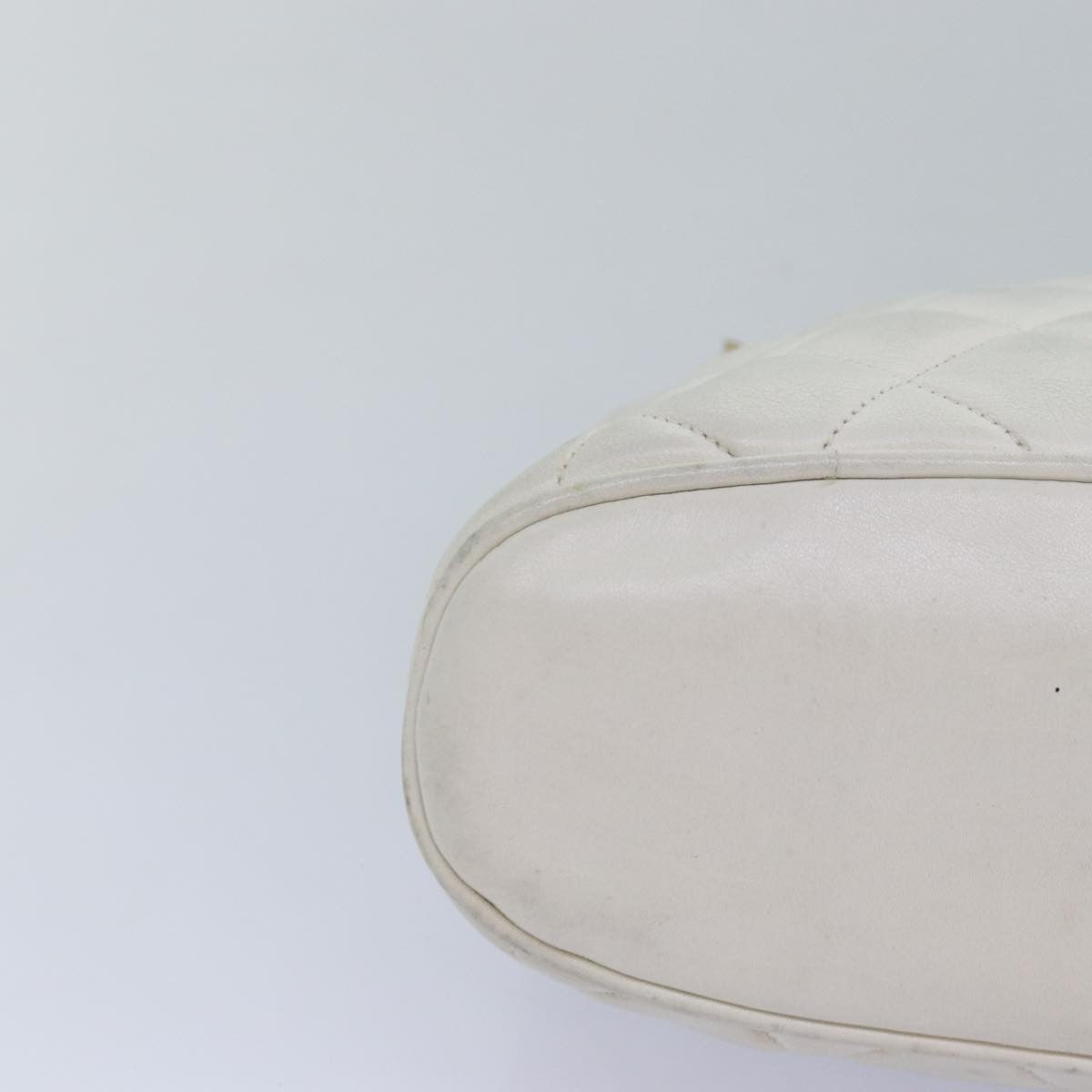 Chanel Vintage Zip Chain Quilted Caviar White Leather Shoulder Bag Bag (Pre-Owned)