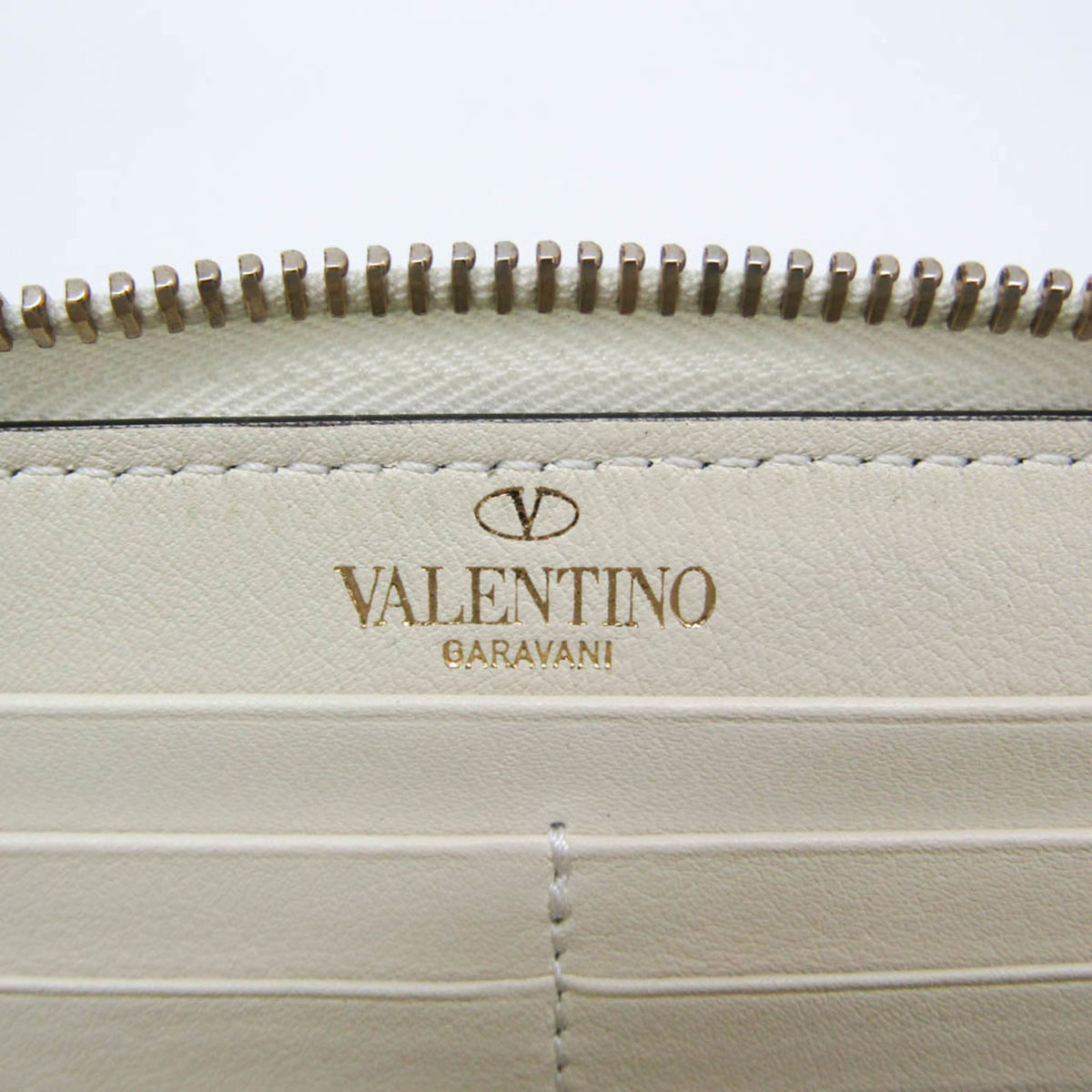 Valentino Garavani Rockstud Zip Around Leather White Leather Wallets Accessory (Pre-Owned)