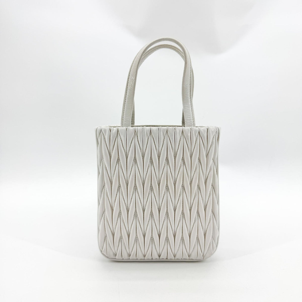 Miu Miu Matelassé Nappa Leather Top Handle Bag Leather White Leather Clutche & Pouche Bag (Pre-Owned)