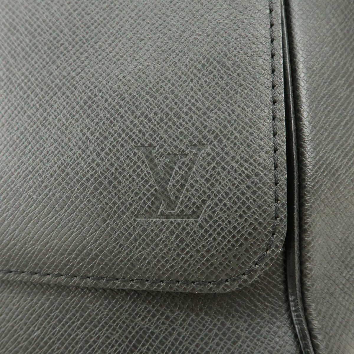 Louis Vuitton Roman Taiga Leather Gray Leather Handbag (Pre-Owned)