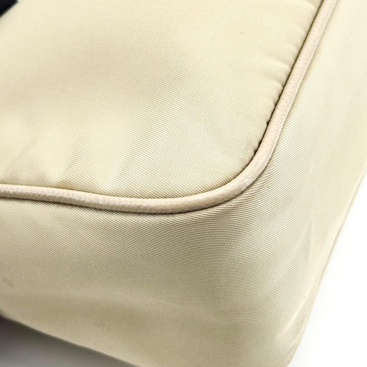 Prada Re-Edition 2005 Tessuto Beige Nylon Shoulder Bag Bag (Pre-Owned)