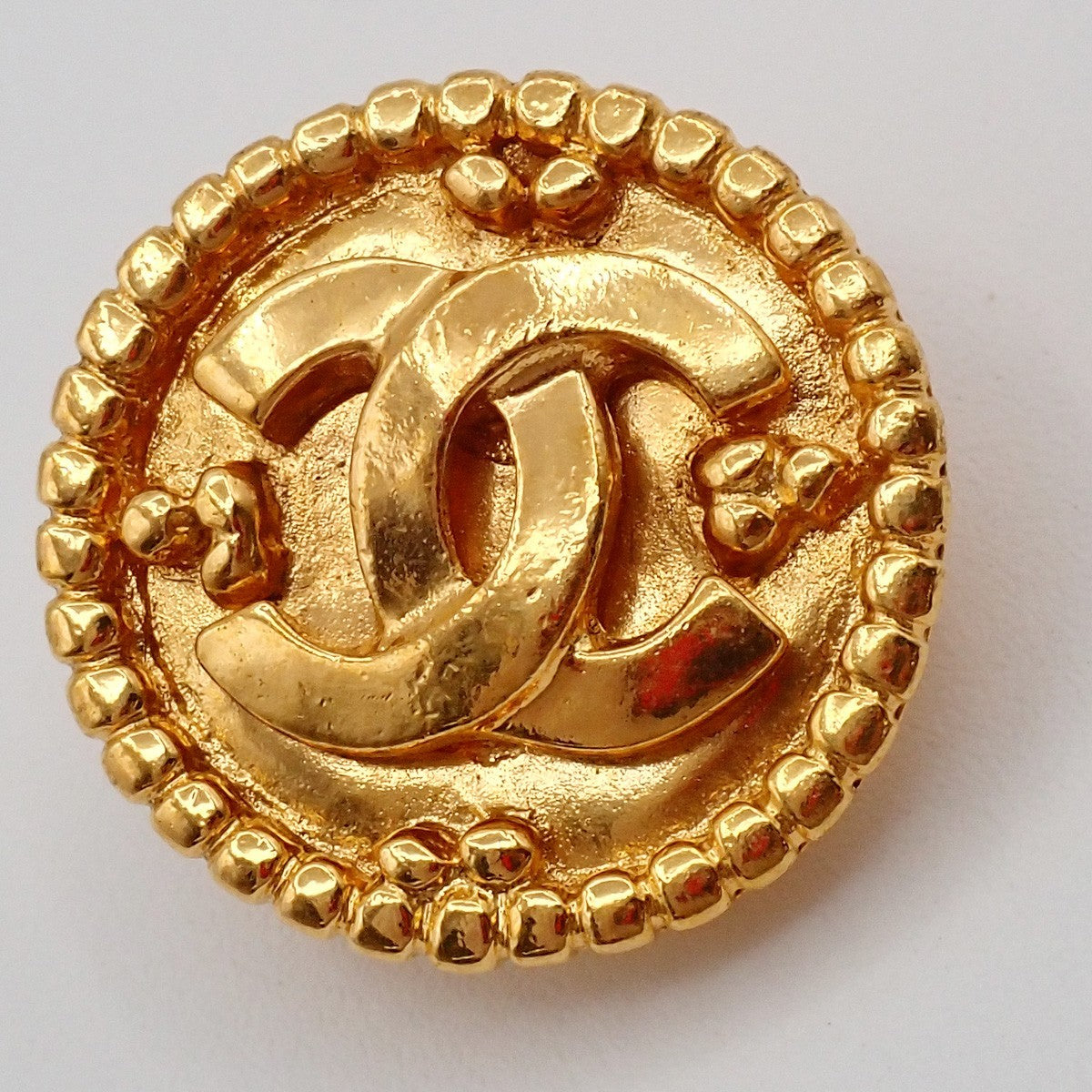 Chanel Vintage Cc Round Button Clip-On Metal Gold Gold_Plated Earrings Jewelry (Pre-Owned)
