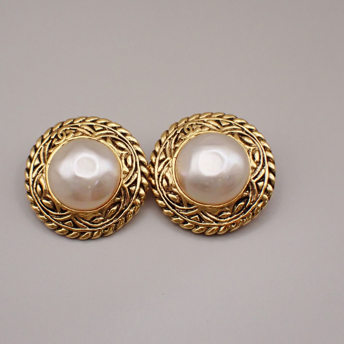 Chanel Vintage Round Chain Clip-On Metal With Faux Pearl Gold Gold_Plated Earrings Jewelry (Pre-Owned)