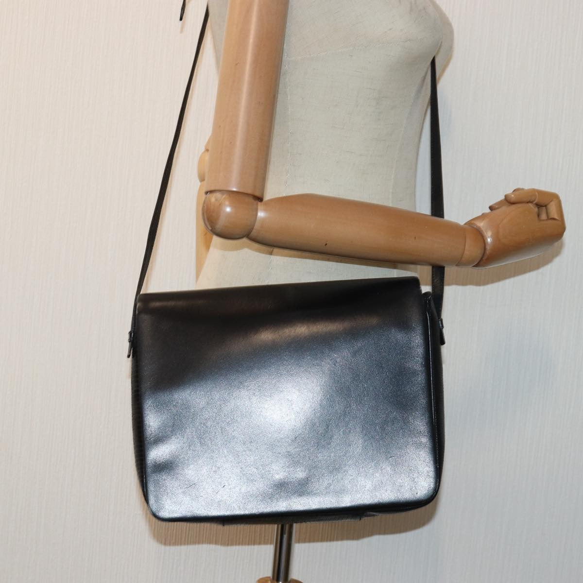 Salvatore Ferragamo Vintage Leather Black Leather Shoulder Bag Bag (Pre-Owned)