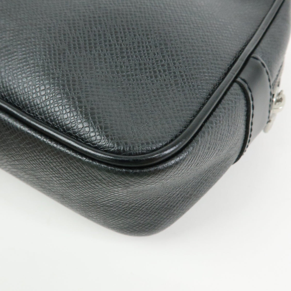 Louis Vuitton Kaluga Pochette Clutch Taiga Leather Black Leather Clutche & Pouche Bag (Pre-Owned)