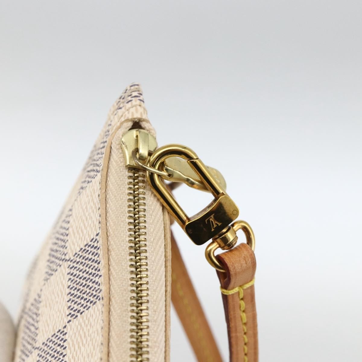 Louis Vuitton Neverfull Pochette Damier Ebene White Canvas Clutche & Pouche Bag (Pre-Owned)