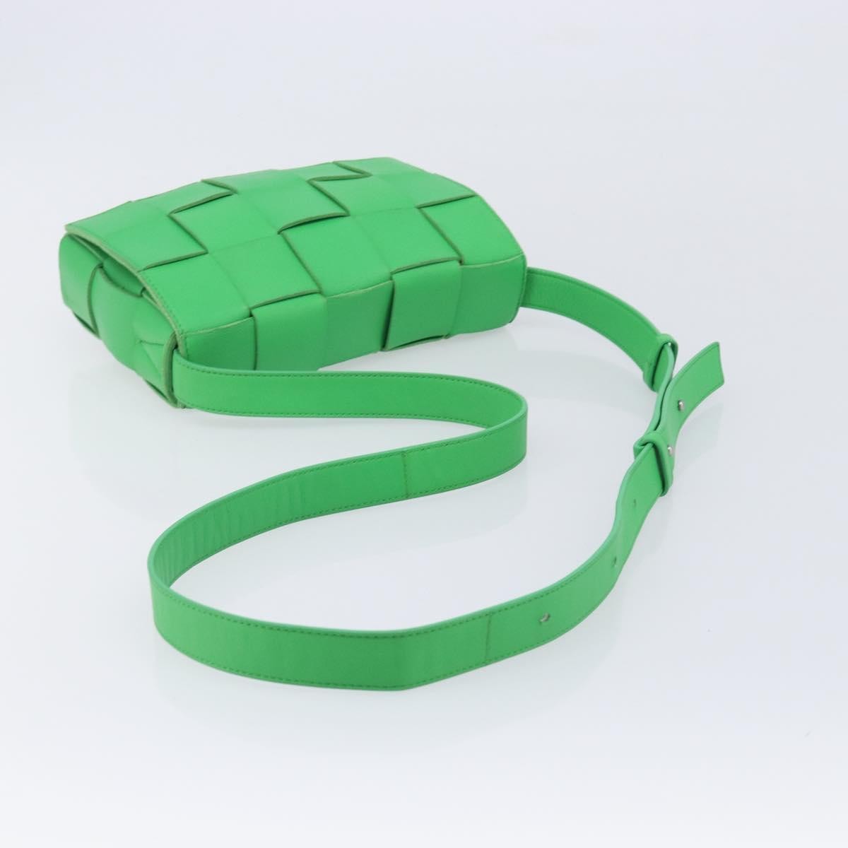 Bottega Veneta Cassette Maxi Intrecciato Leather Green Leather Crossbody Bag Bag (Pre-Owned)