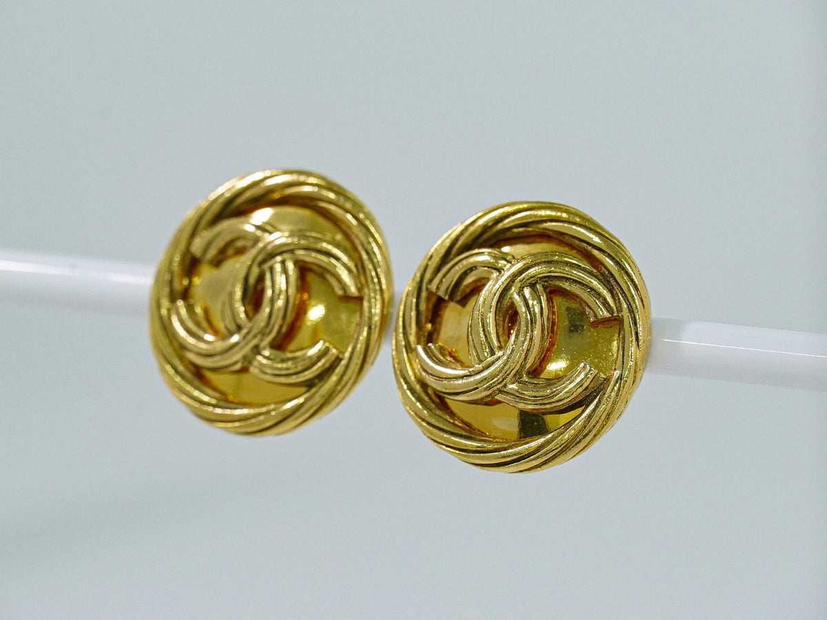 Chanel Vintage Round Cc Clip-On Metal Gold Gold_Plated Earrings Jewelry (Pre-Owned)