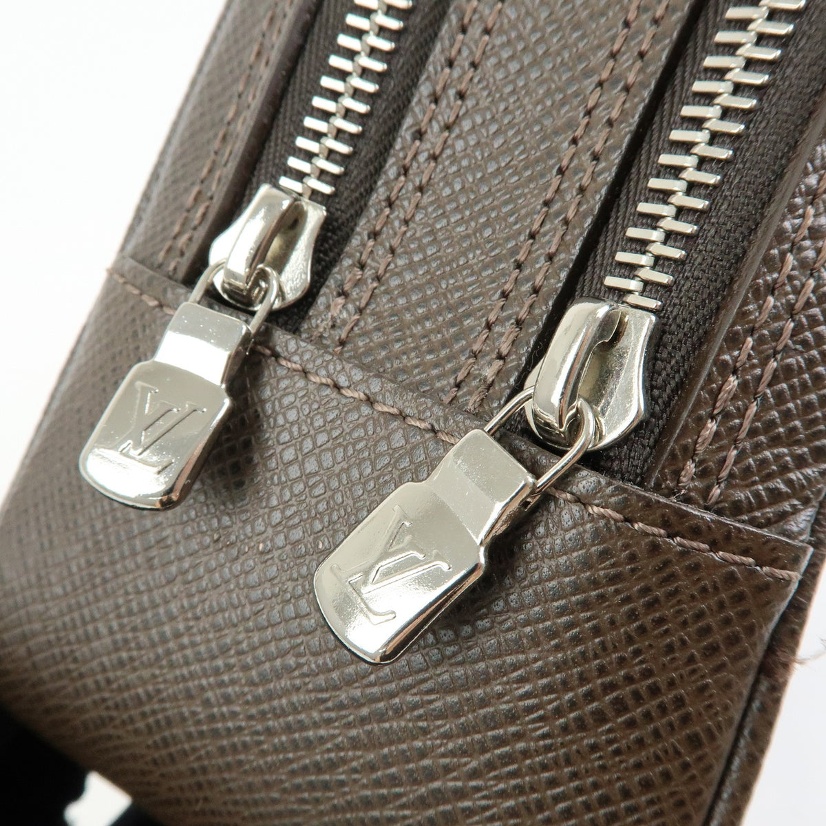 Louis Vuitton Neo Pavel Taiga Leather Brown Leather Handbag (Pre-Owned)