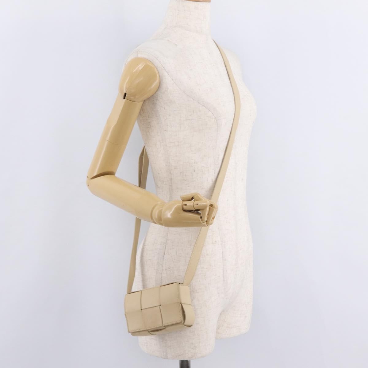 Bottega Veneta Cassette Maxi Intrecciato Leather Beige Leather Crossbody Bag Bag (Pre-Owned)