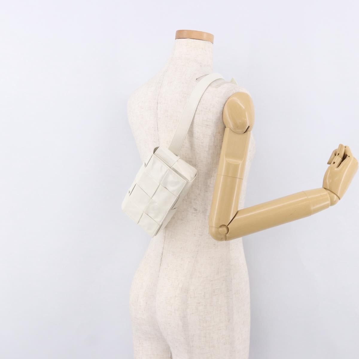Bottega Veneta Cassette Belt Maxi Intrecciato Leather White Leather Clutche & Pouche Bag (Pre-Owned)