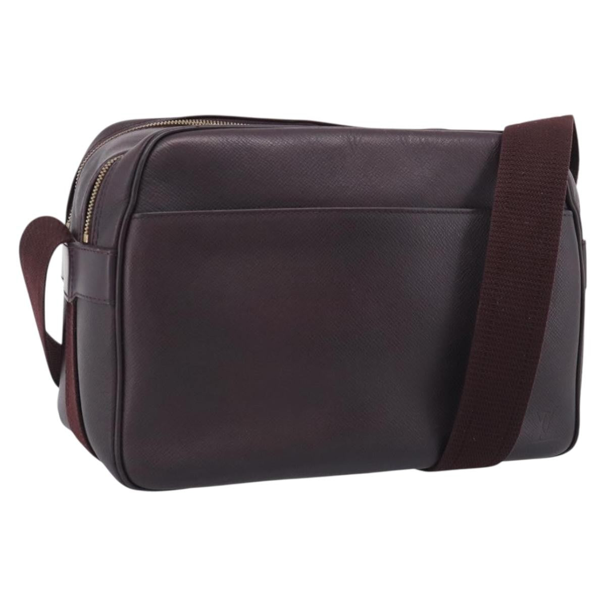 Louis Vuitton Reporter Taiga Leather Burgundy Leather Shoulder Bag Bag (Pre-Owned)
