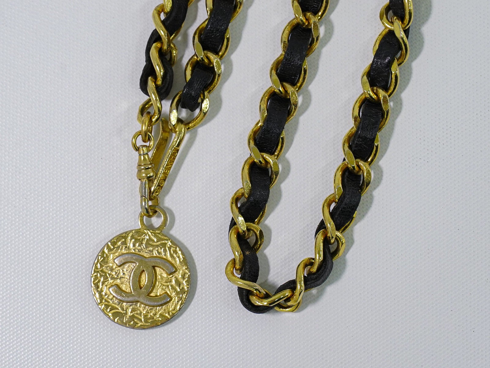 Chanel Vintage Logo Chain Belt Metal And Leather Gold Gold_Plated Belts Accessory (Pre-Owned)