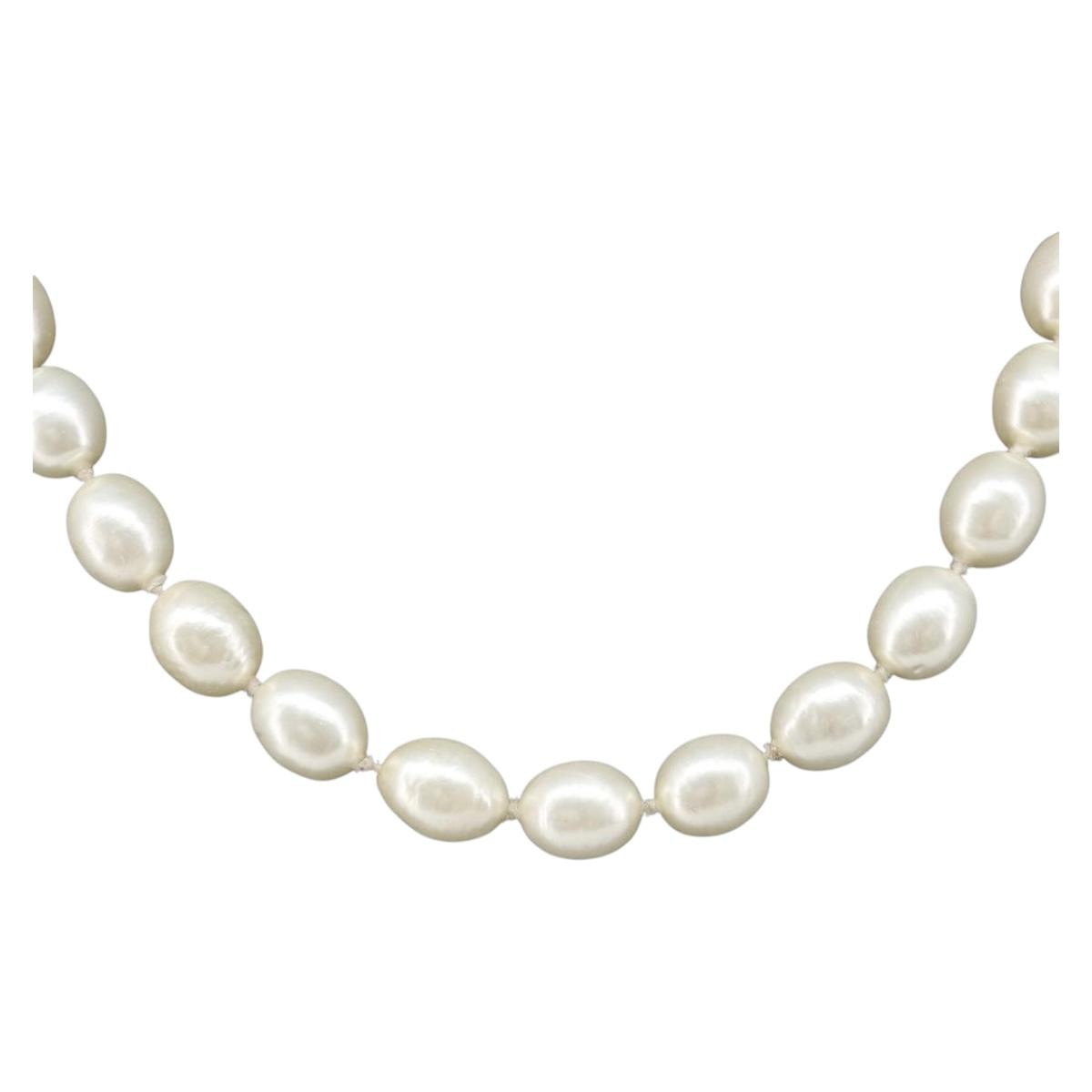 Chanel Cc Pearl Metal And Pearls White Pearl Necklace Jewelry (Pre-Owned)