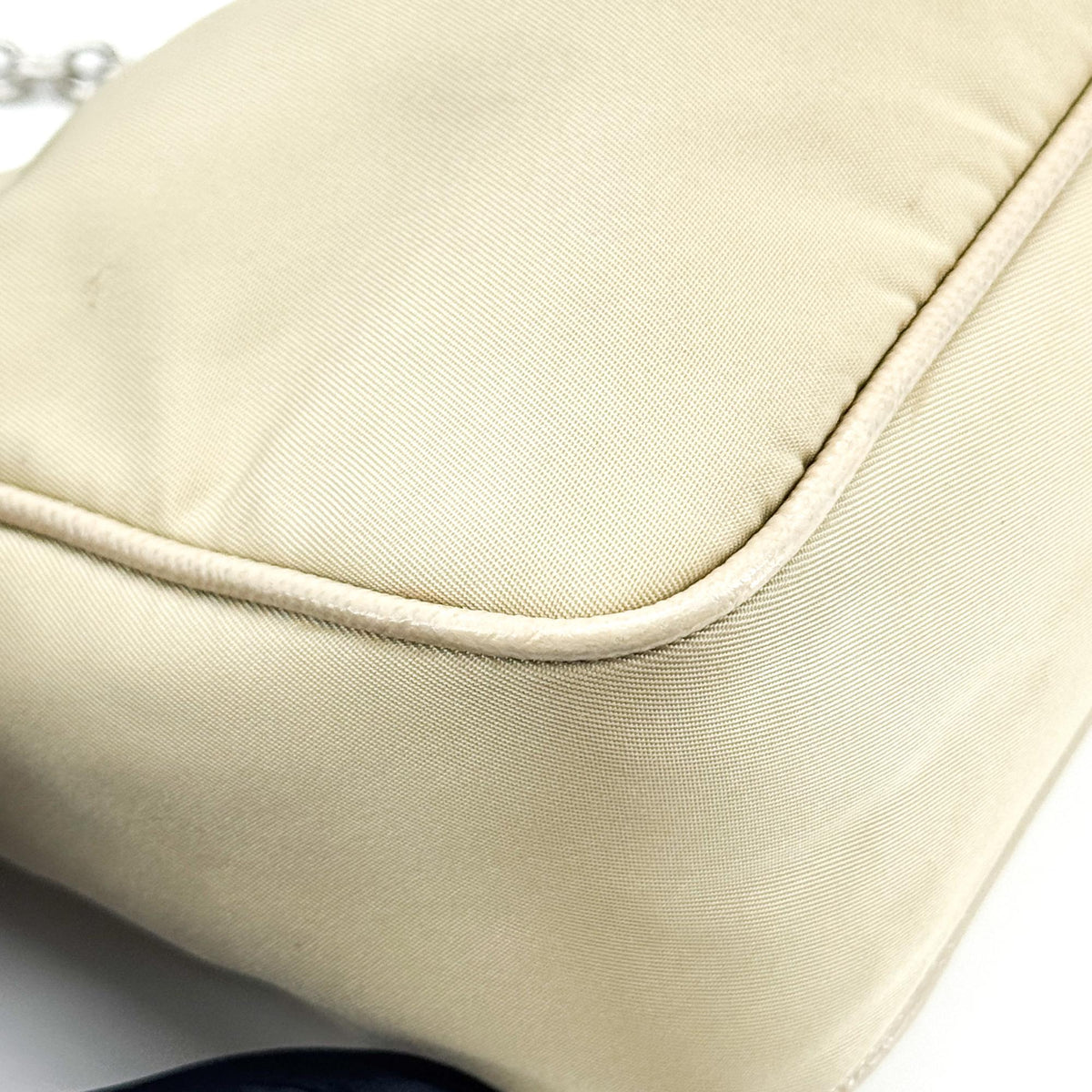 Prada Re-Edition 2005 Tessuto Beige Nylon Shoulder Bag Bag (Pre-Owned)
